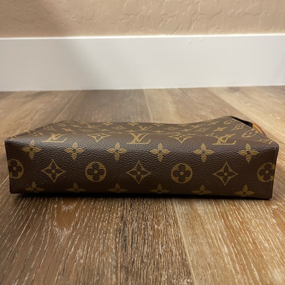 Louis Vuitton Toiletry Pouch Monogram Canvas 26 - Picture 5 of 10